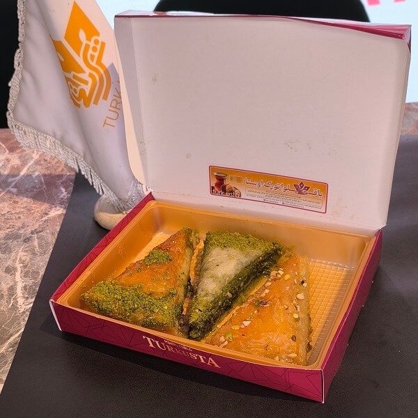 هاویچ سه عددی با سرشیر- یک عدد چهار مغز-یک عدد پسته ای - یک عدد گردویی- 690 هزارتومان