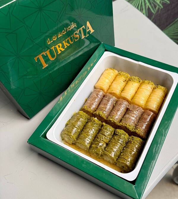 باقلوا مخلوط شامل باقلوای گردویی پسته ای و نارگیلی - وزن 700 گرم