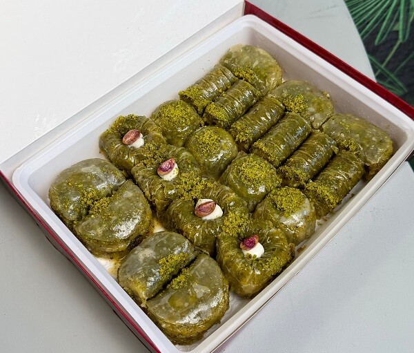 نوع باقلوا: وی آی پی شامل : انواع باقلوای پسته ای  قیمت: 960,000 تومان - وزن :1.200 کیلوگرم