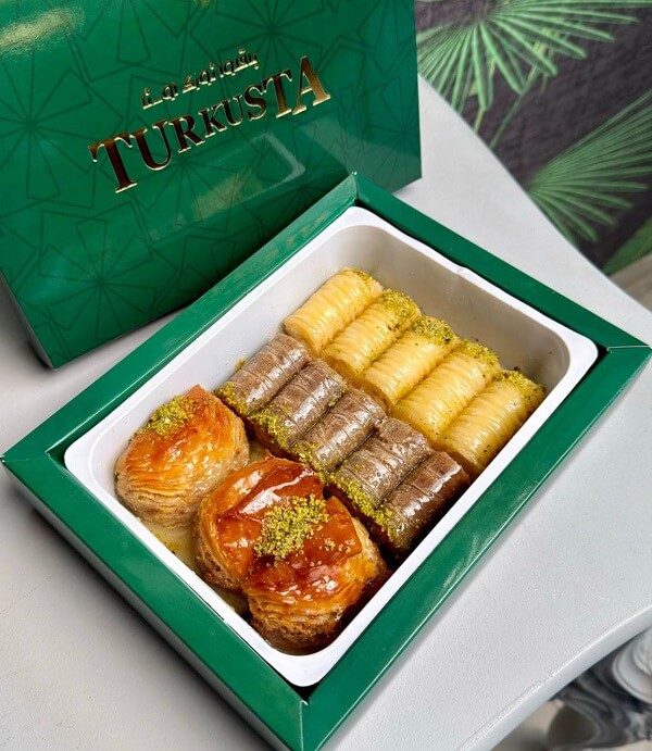 نوع باقلوا : مخلوط ویژه  شامل:باقلوای گردویی ویژه و نارگیلی قیمت: 480,000تومان-وزن 800 گرم