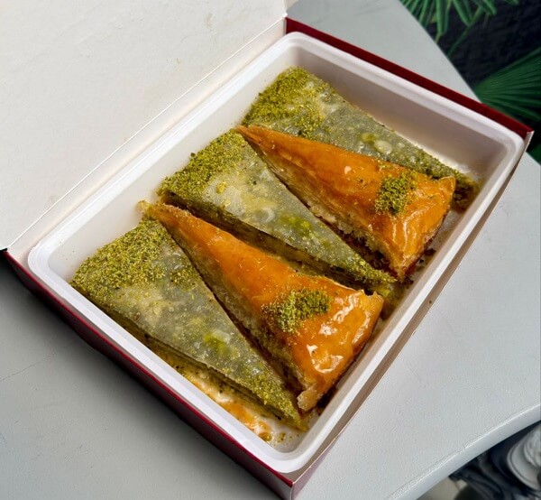 باقلوای هاویچ شامل: هاویچ پسته ای و گردویی قیمت:1,000,000تومان - وزن: 1/300 کیلوگرم