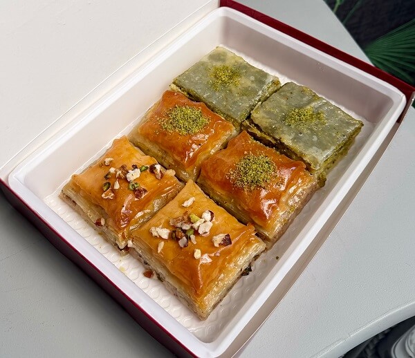 باقلوا سارای گردویی پسته ای و چهارمغز قیمت:880,000تومان -وزن :1/100 کیلوگرم