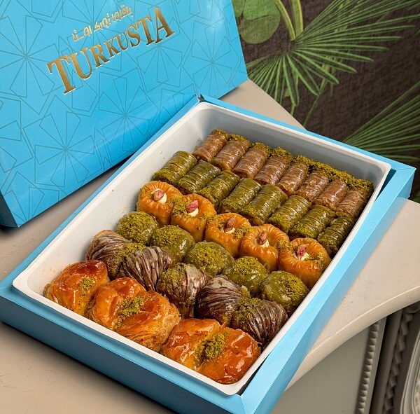 نوع باقلوا:مخلوط ویژه   شامل: باقلوا پسته ای و گردویی  قیمت :1,260,000 تومان