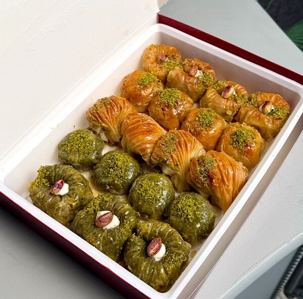 نوع باقلوا :مخلوط ویژه  شامل: باقلوای پسته ای و گردویی  قیمت:840,000 تومان - وزن 1/200 کیلوگرم